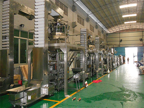 竹炭花生自動(dòng)包裝機(jī)設(shè)備車(chē)間展示